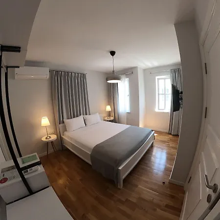 Mon Petit Hotel *